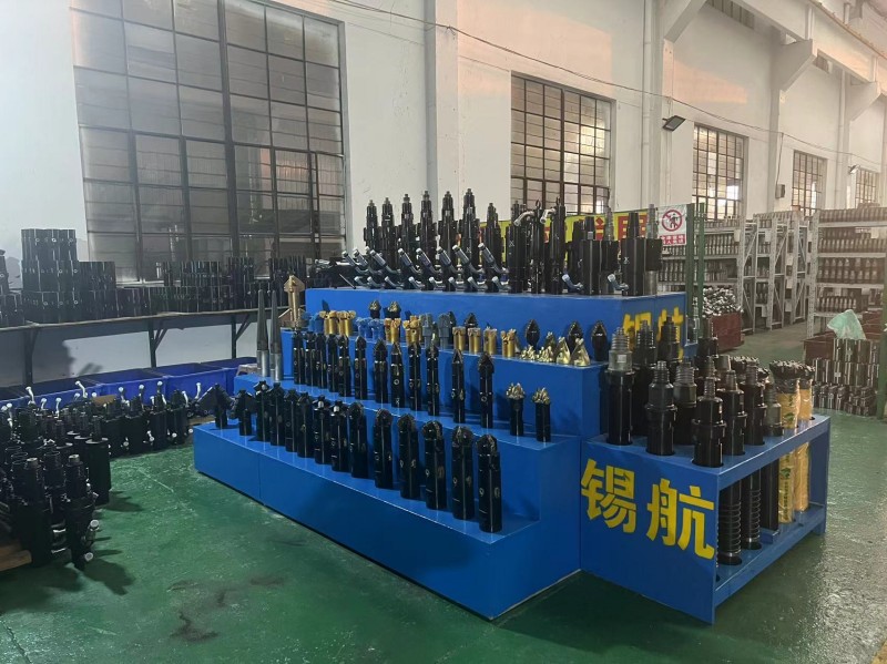 錨固鉆機(jī)的鉆孔角度精確控制是依靠哪些部件實(shí)現(xiàn)的？